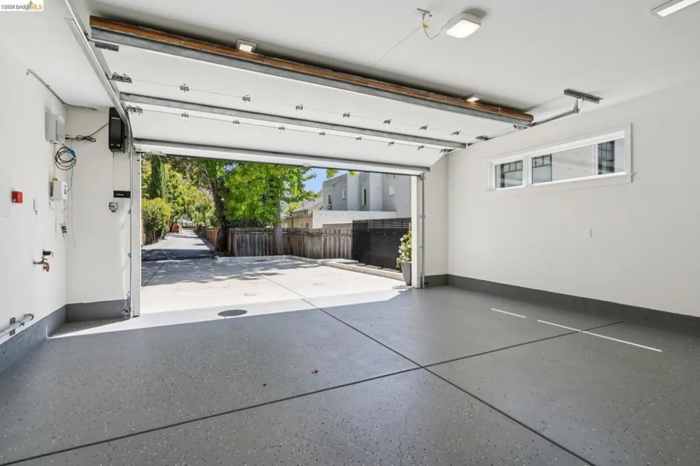 915 Grosvenor Place Oakland, CA 94610