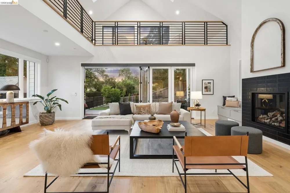915 Grosvenor Place Oakland, CA 94610
