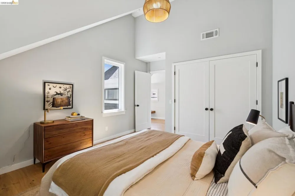 915 Grosvenor Place Oakland, CA 94610