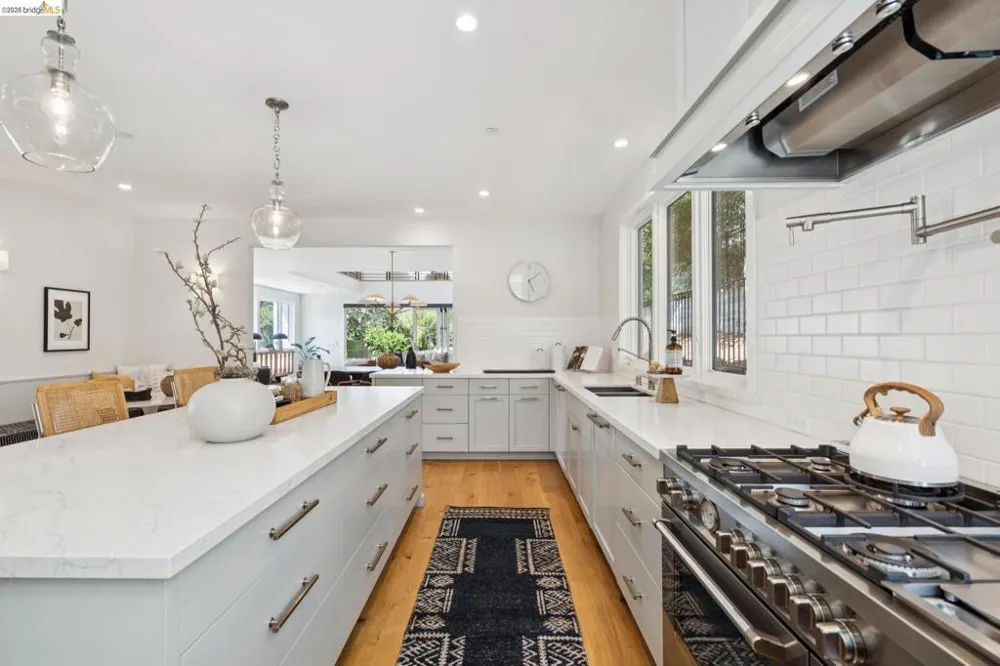 915 Grosvenor Place Oakland, CA 94610