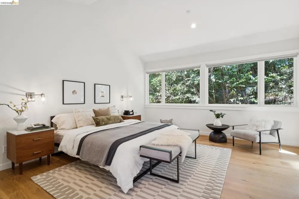 915 Grosvenor Place Oakland, CA 94610