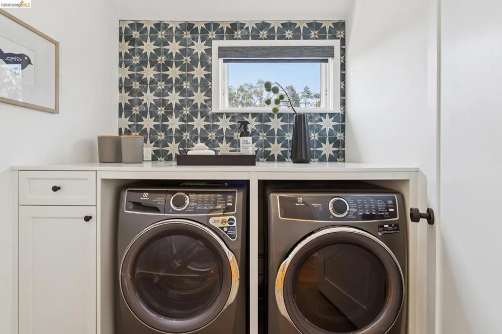 915 Grosvenor Place Oakland, CA 94610