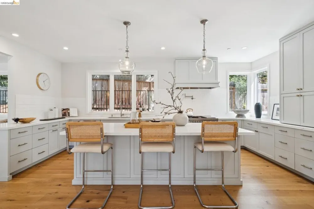 915 Grosvenor Place Oakland, CA 94610