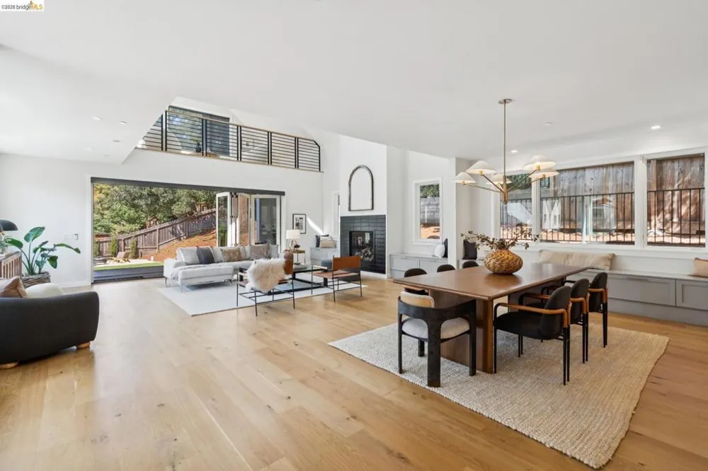 915 Grosvenor Place Oakland, CA 94610