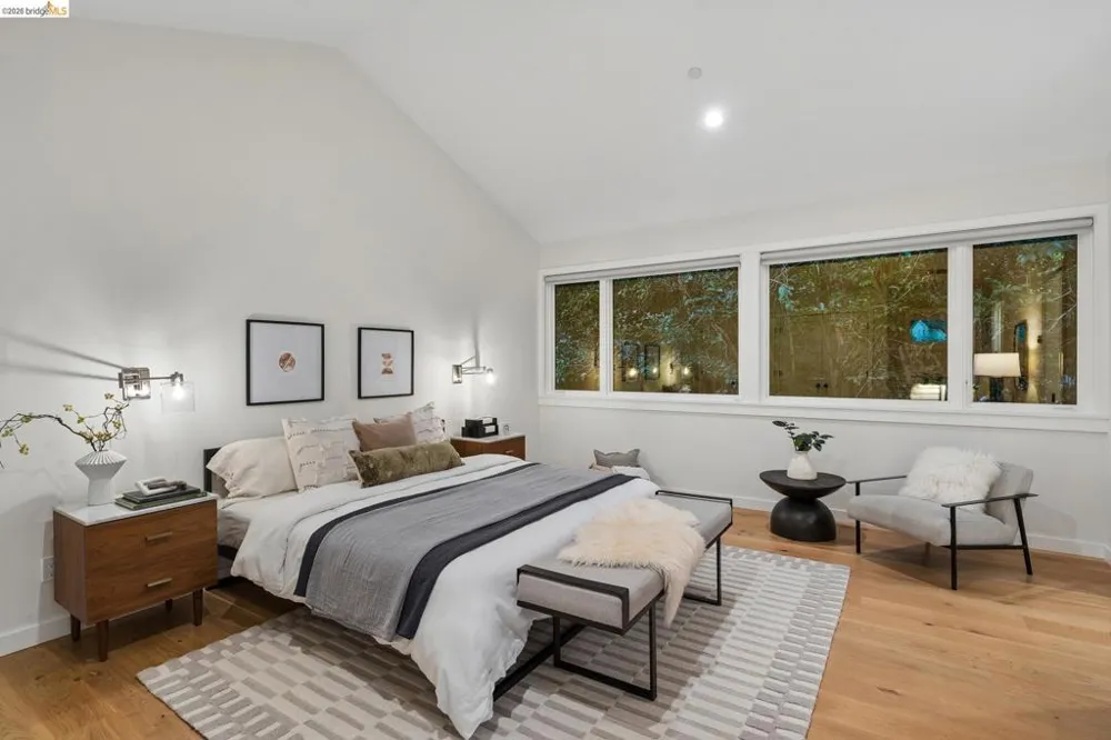 915 Grosvenor Place Oakland, CA 94610