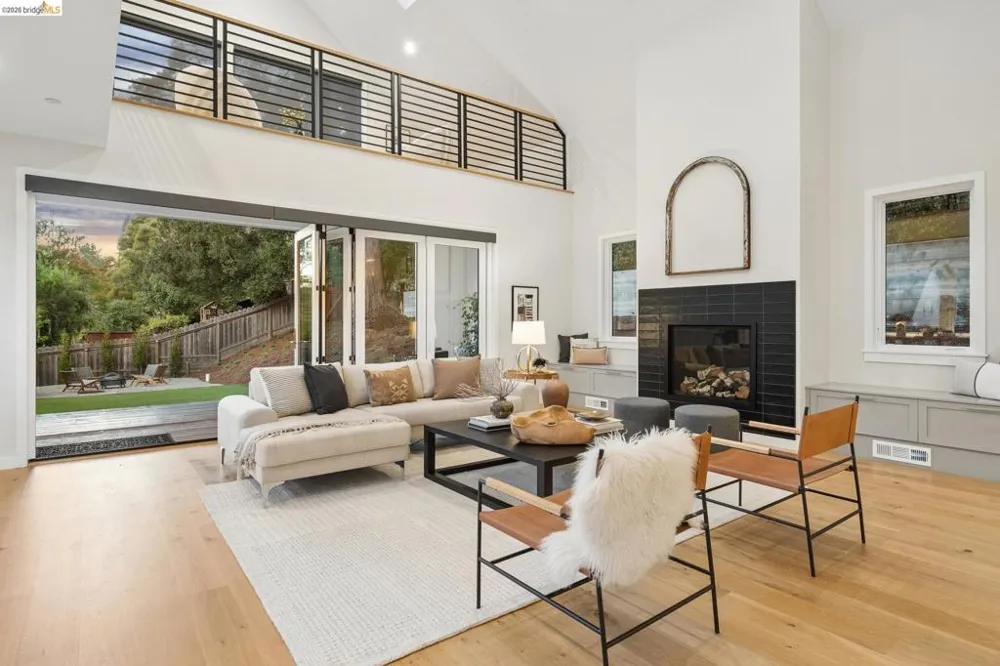 915 Grosvenor Place Oakland, CA 94610