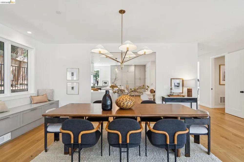 915 Grosvenor Place Oakland, CA 94610