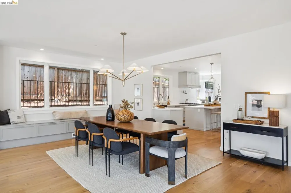 915 Grosvenor Place Oakland, CA 94610