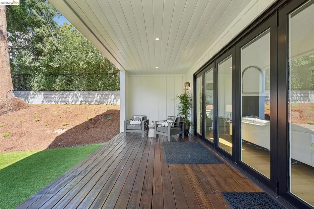 915 Grosvenor Place Oakland, CA 94610