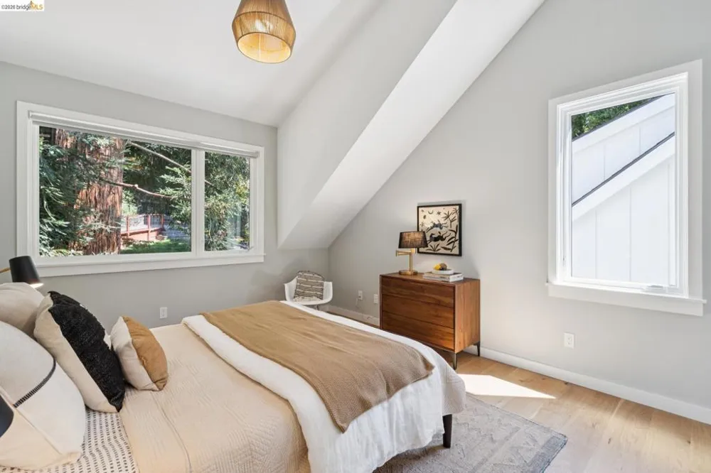915 Grosvenor Place Oakland, CA 94610
