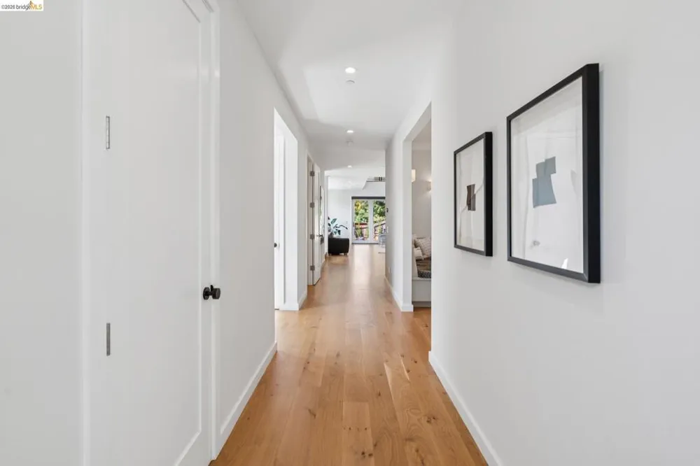 915 Grosvenor Place Oakland, CA 94610