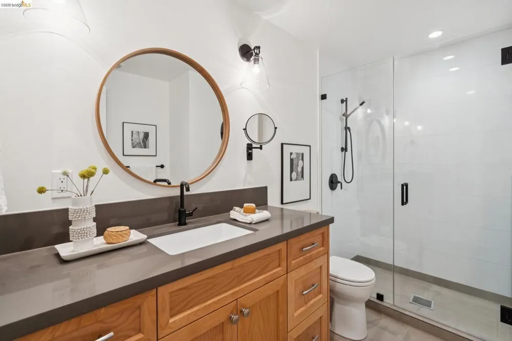 915 Grosvenor Place Oakland, CA 94610