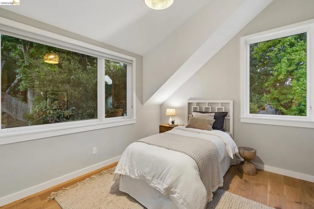 915 Grosvenor Place Oakland, CA 94610