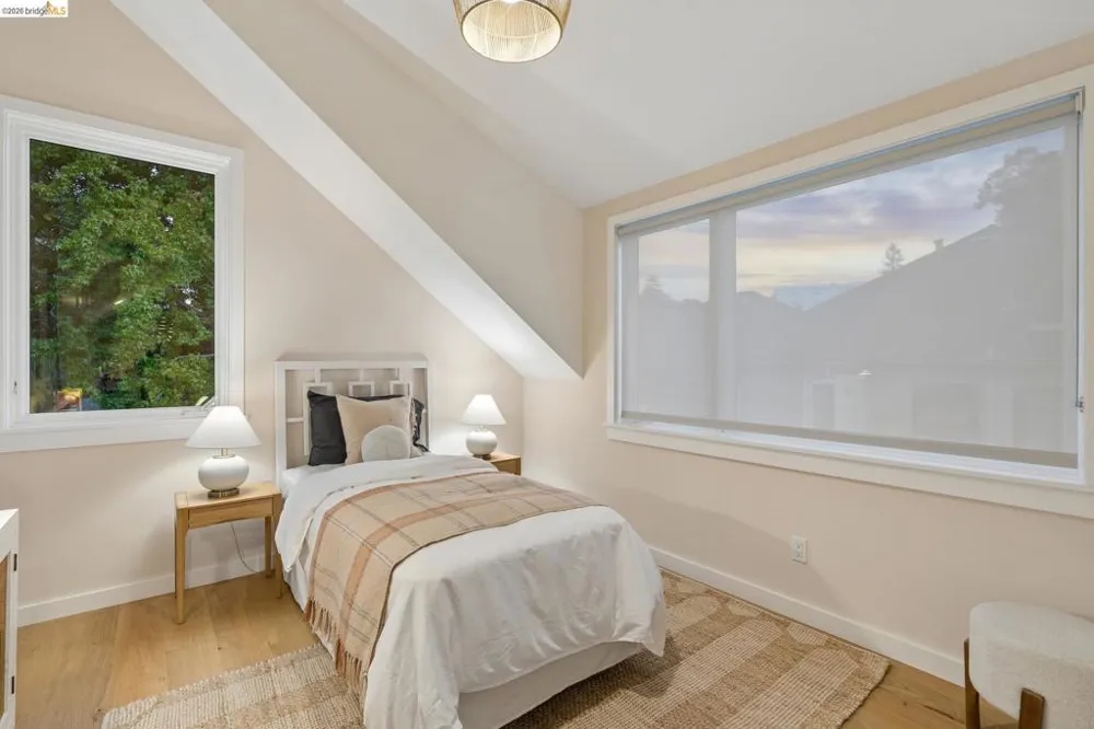 915 Grosvenor Place Oakland, CA 94610