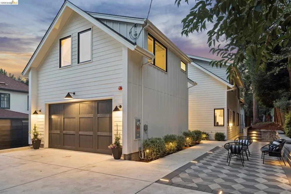 915 Grosvenor Place Oakland, CA 94610