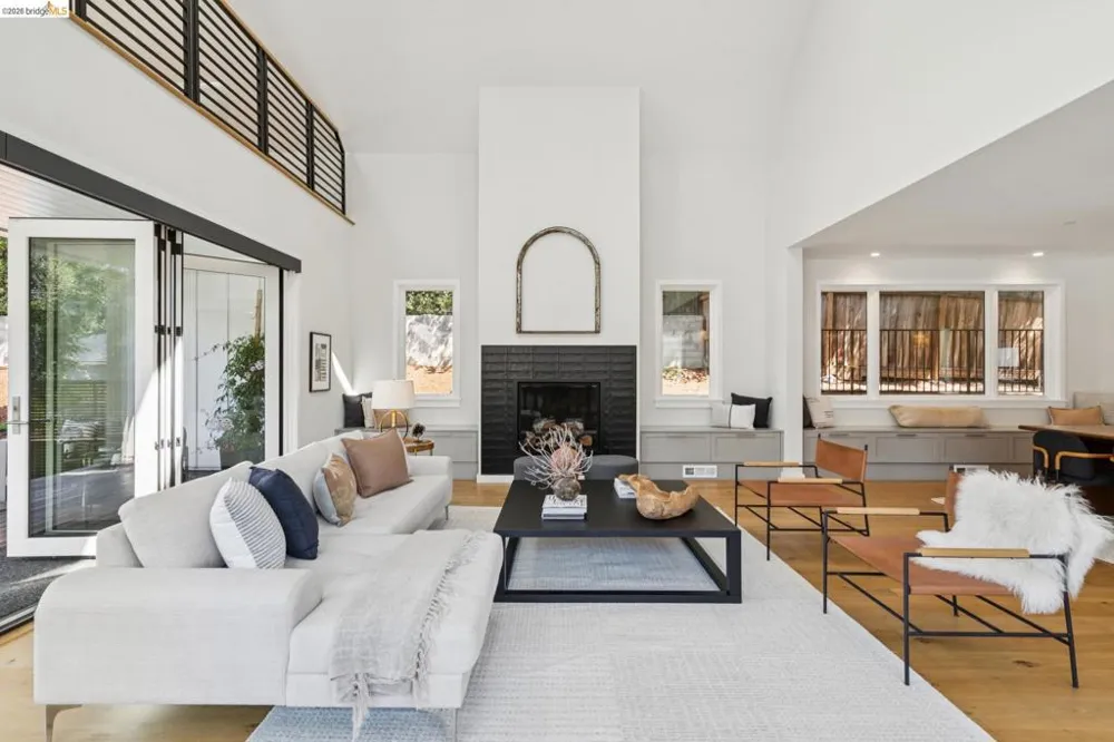 915 Grosvenor Place Oakland, CA 94610