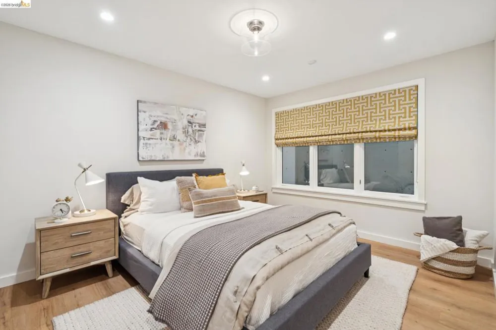 915 Grosvenor Place Oakland, CA 94610