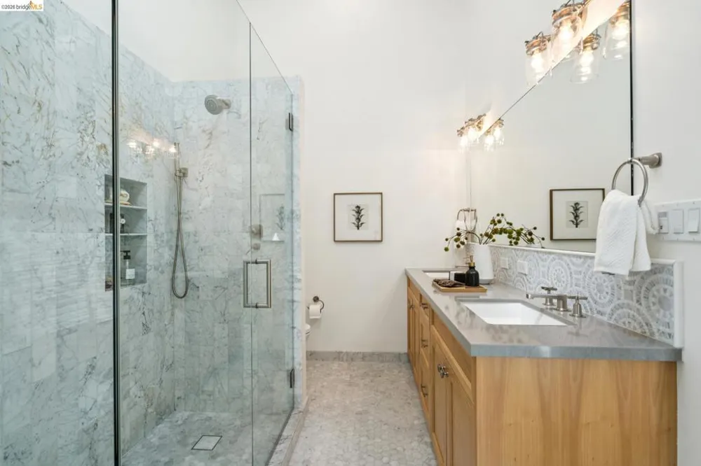 915 Grosvenor Place Oakland, CA 94610