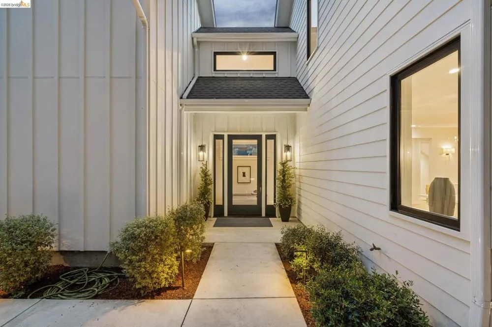 915 Grosvenor Place Oakland, CA 94610