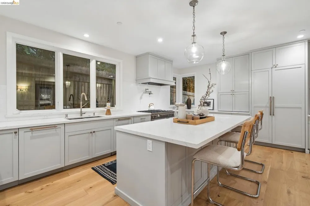 915 Grosvenor Place Oakland, CA 94610