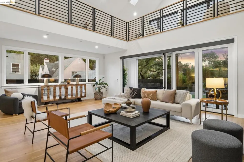 915 Grosvenor Place Oakland, CA 94610