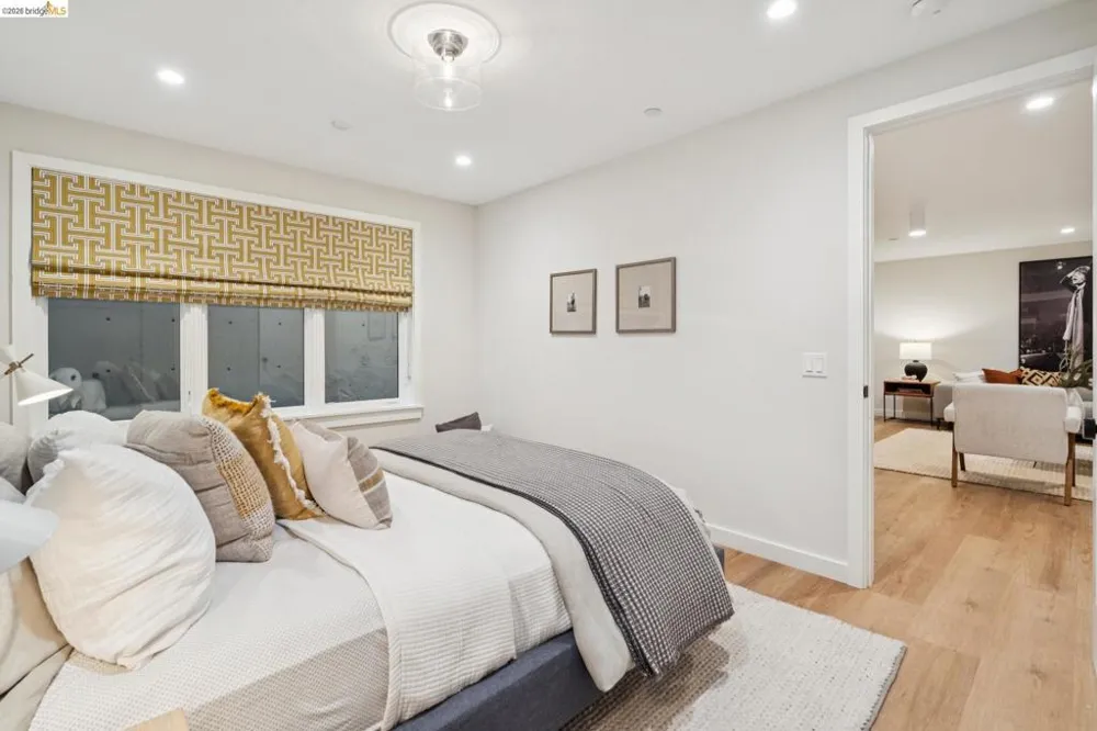 915 Grosvenor Place Oakland, CA 94610
