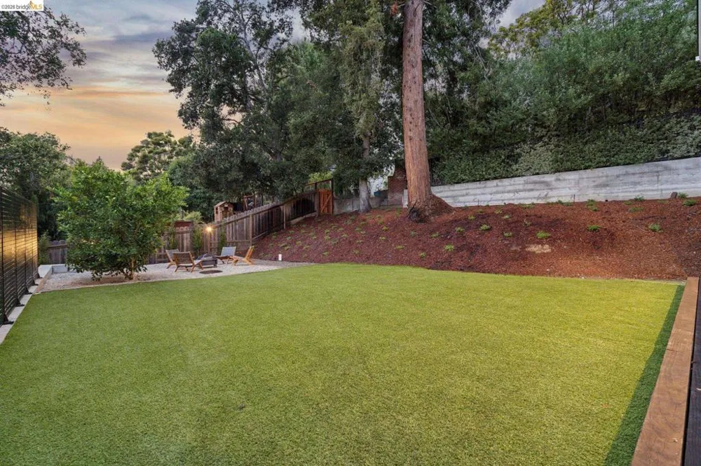 915 Grosvenor Place Oakland, CA 94610