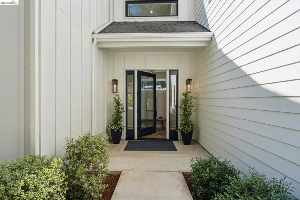 915 Grosvenor Place Oakland, CA 94610