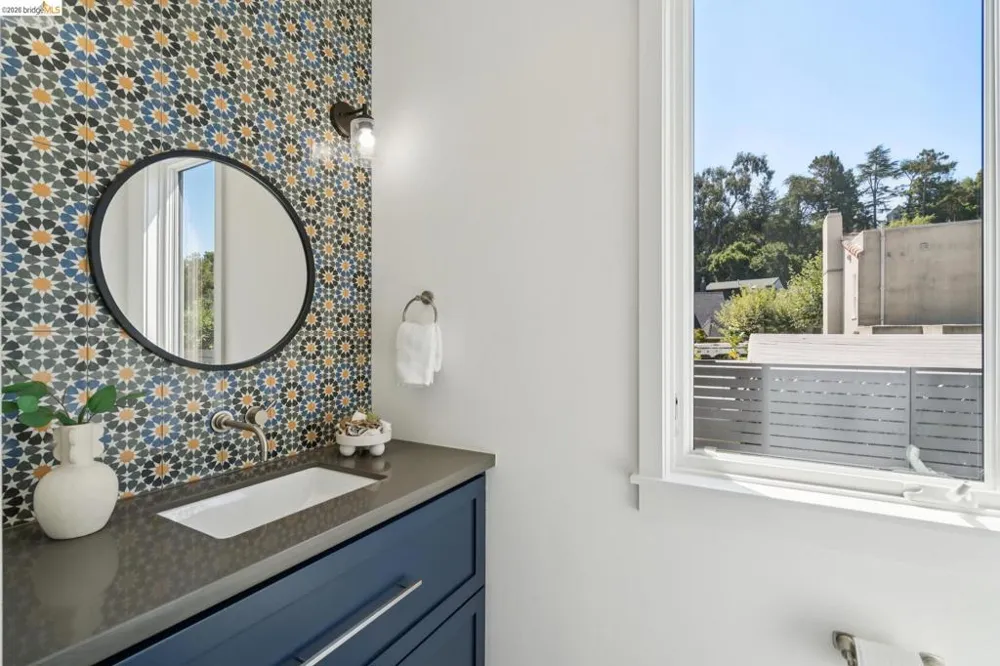 915 Grosvenor Place Oakland, CA 94610