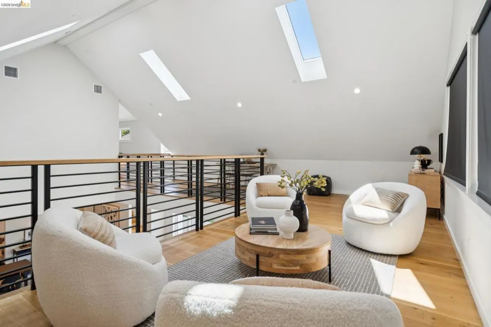 915 Grosvenor Place Oakland, CA 94610