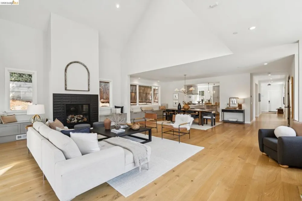 915 Grosvenor Place Oakland, CA 94610
