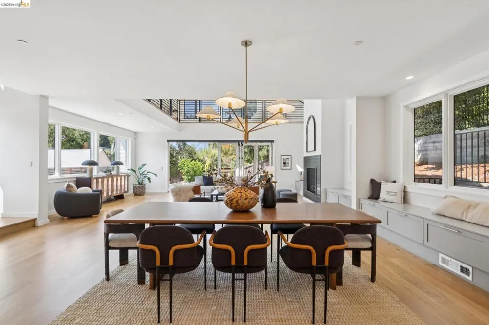 915 Grosvenor Place Oakland, CA 94610