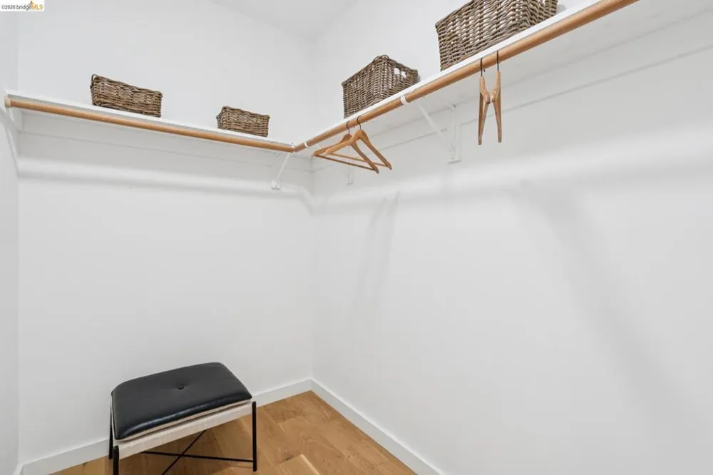 915 Grosvenor Place Oakland, CA 94610