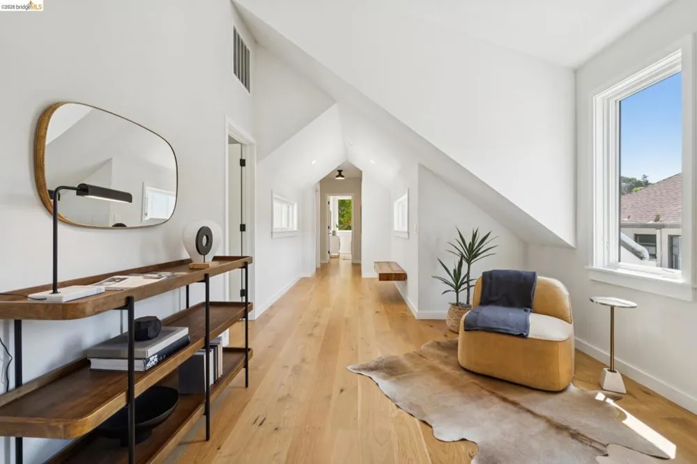 915 Grosvenor Place Oakland, CA 94610