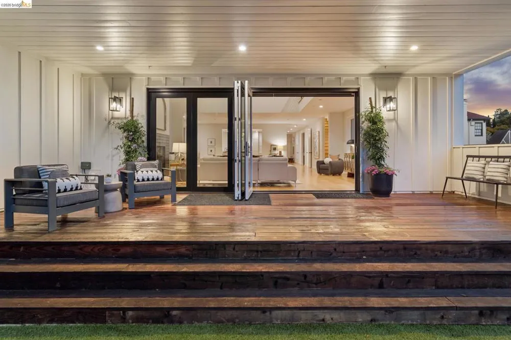 915 Grosvenor Place Oakland, CA 94610