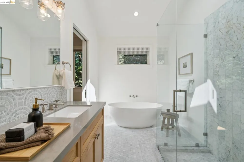 915 Grosvenor Place Oakland, CA 94610