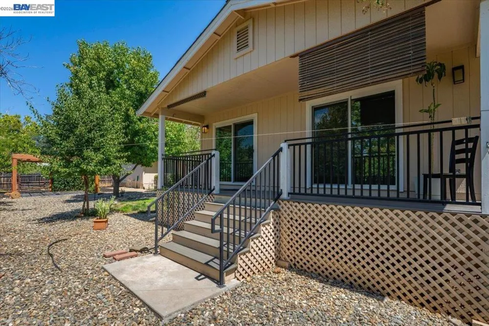 2584 Reservoir Ln Redding, CA 96002