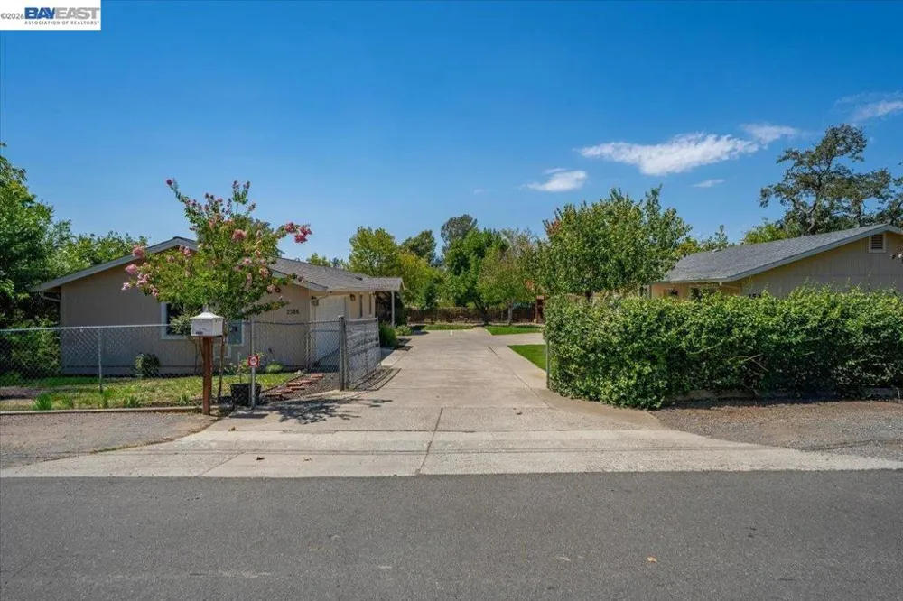 2584 Reservoir Ln Redding, CA 96002