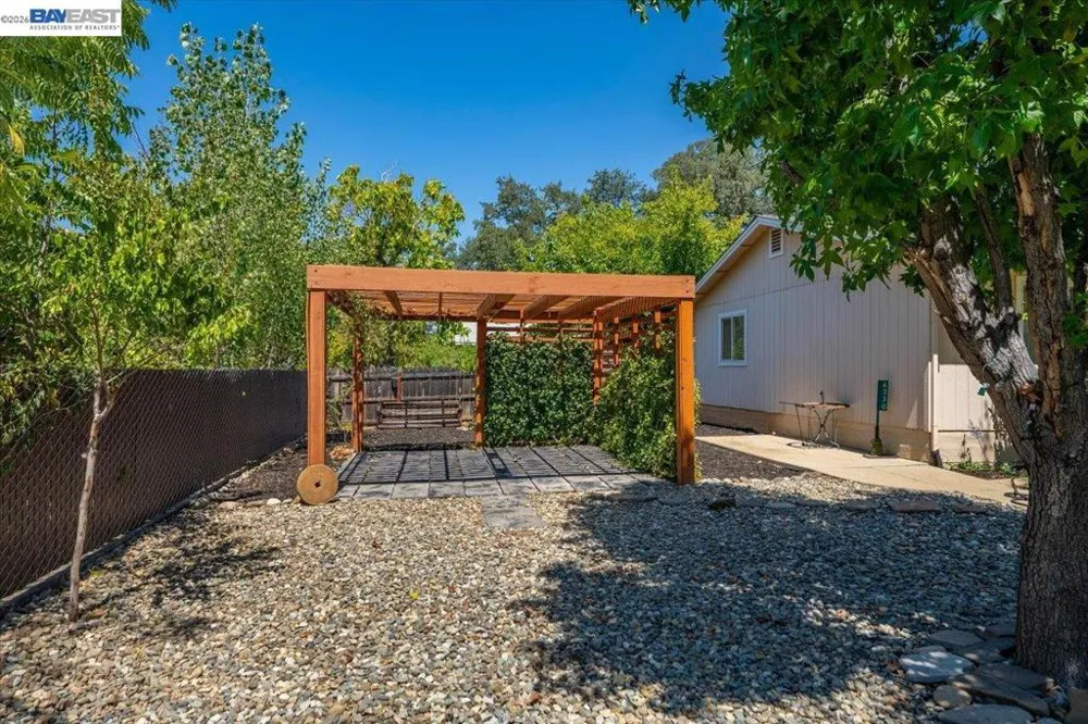 2584 Reservoir Ln Redding, CA 96002