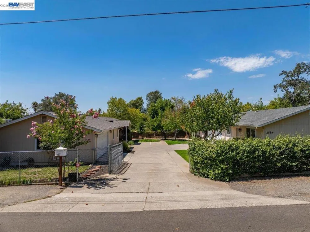2584 Reservoir Ln Redding, CA 96002