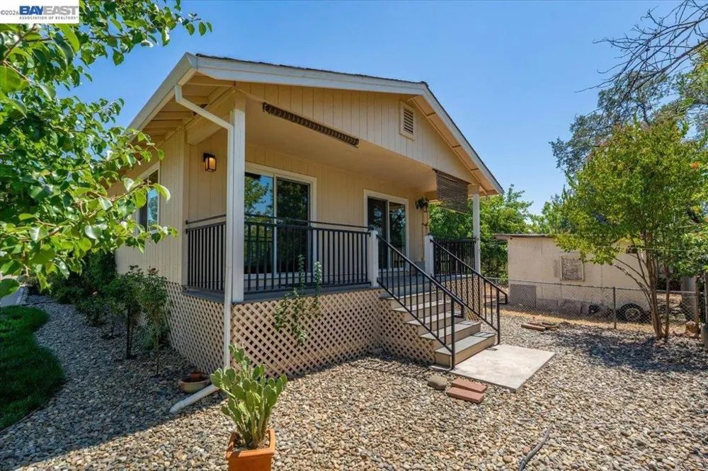 2584 Reservoir Ln Redding, CA 96002