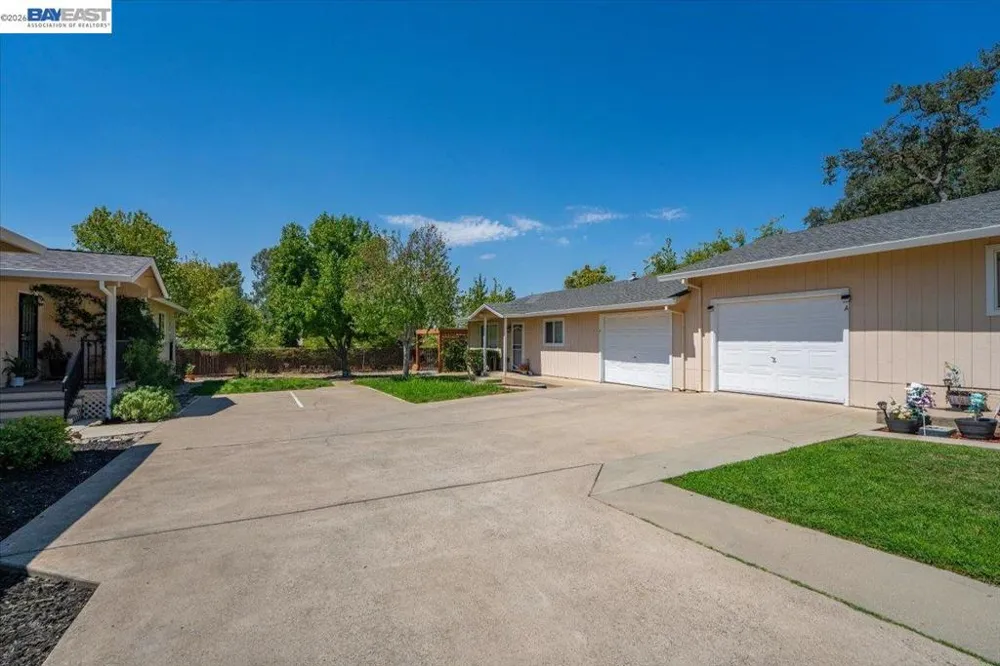 2584 Reservoir Ln Redding, CA 96002