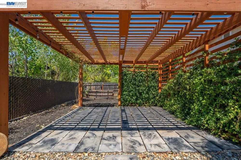 2584 Reservoir Ln Redding, CA 96002