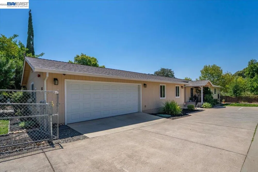 2584 Reservoir Ln Redding, CA 96002