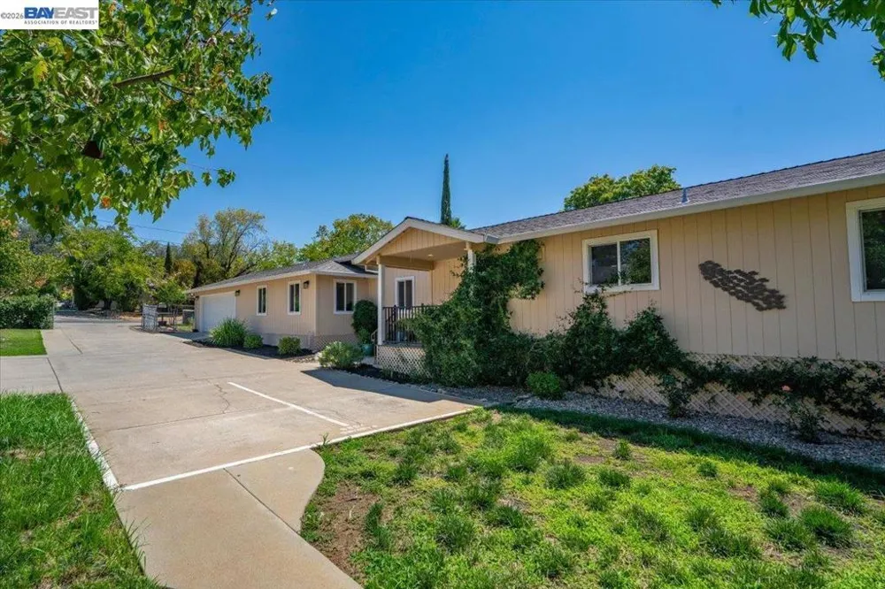 2584 Reservoir Ln Redding, CA 96002
