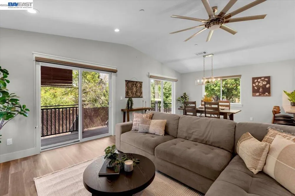 2584 Reservoir Ln Redding, CA 96002