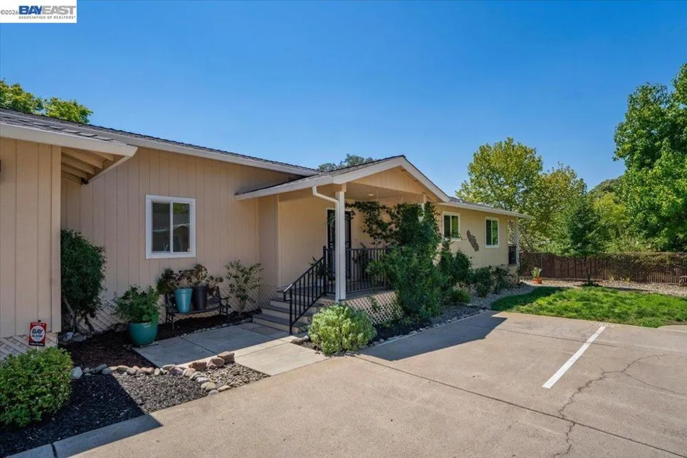 2584 Reservoir Ln Redding, CA 96002