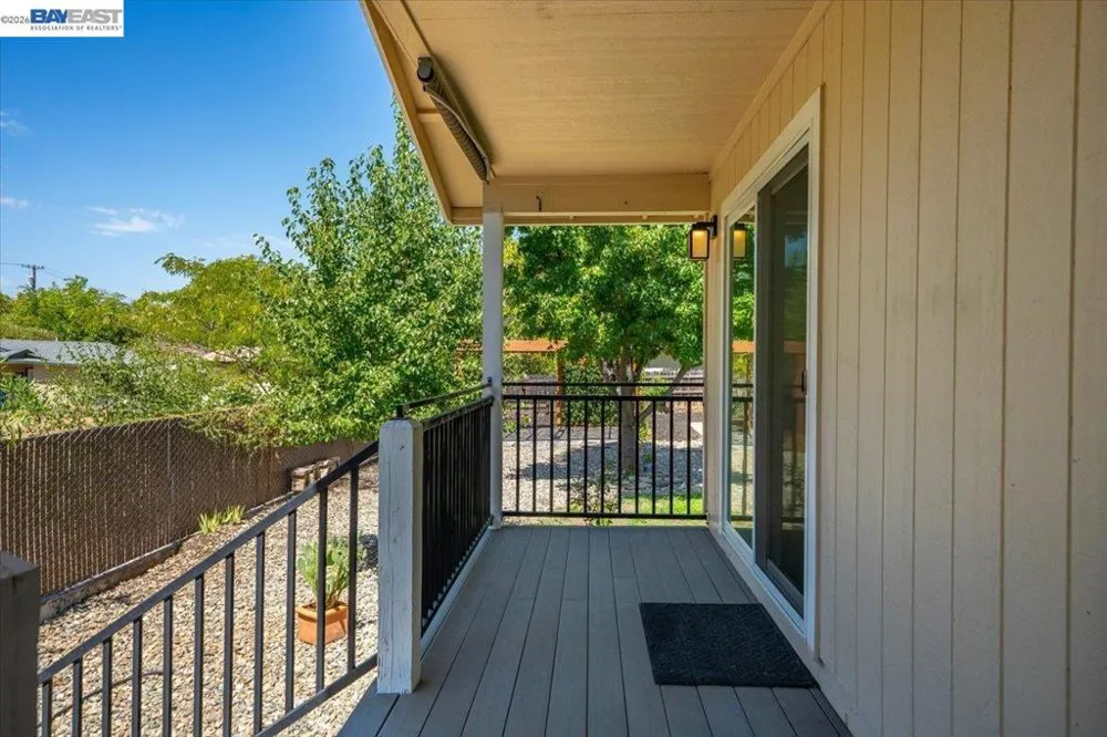 2584 Reservoir Ln Redding, CA 96002