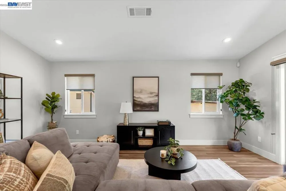2584 Reservoir Ln Redding, CA 96002