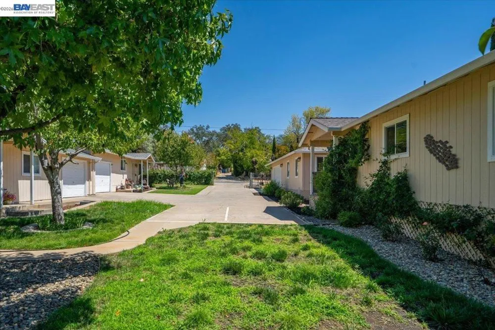 2584 Reservoir Ln Redding, CA 96002